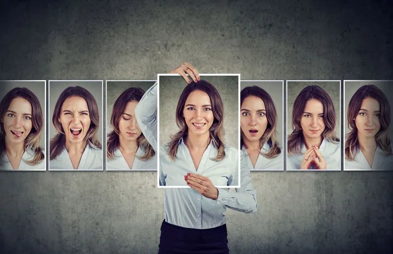 Eine junge Frau präsentiert sich mit einer Reihe Selbstportraits welche unterschiedliche Emotionen darstellen