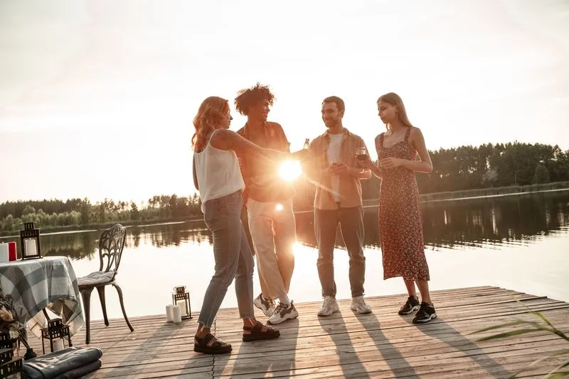 Gruppe trifft sich am Pier