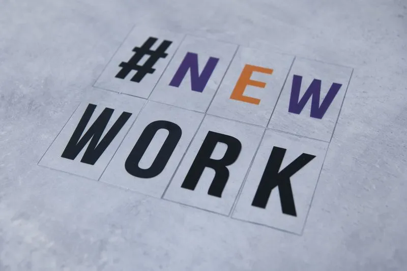 Aneinandergereihte Blätter die #NEWWORK ergeben