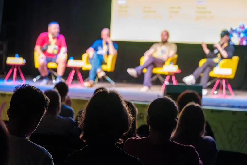 Zuschauer betrachten Akteure auf einer Bühne