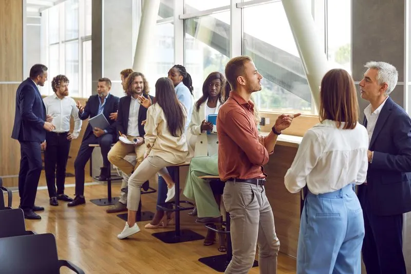 Sammlung von Menschen diskutiert